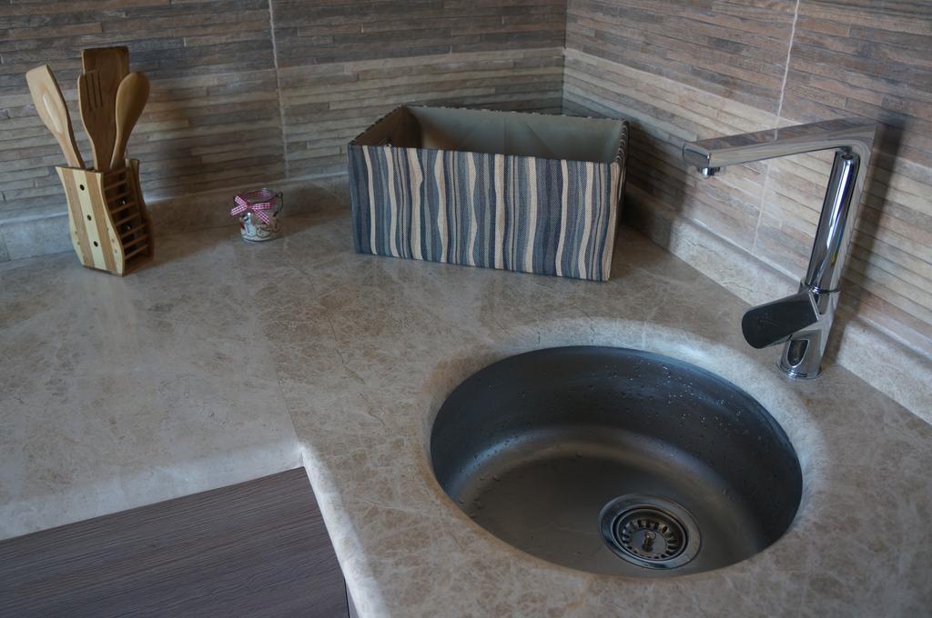 Apartment With Summer Terrace Batumi Room photo